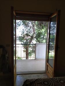 Una puerta a una habitación con vistas a un balcón en Terra Bianca, en Trani