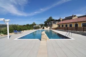 - une piscine au milieu d'une maison dans l'établissement Agriturismo La Dimora dei Cavalieri, à Vaglio di Basilicata