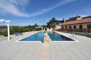 Bazén v ubytování Agriturismo La Dimora dei Cavalieri nebo v jeho okolí