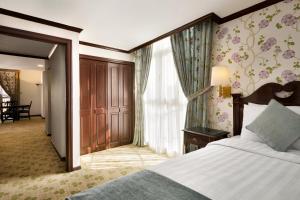 Un pat sau paturi într-o cameră la Hawthorn Suites by Wyndham Al Khobar