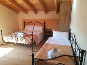 - une chambre avec 2 lits dans l'établissement Villa Xani, à Himarë