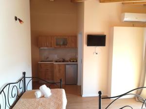 a small room with a bed and a kitchen at Villa Xani in Himare