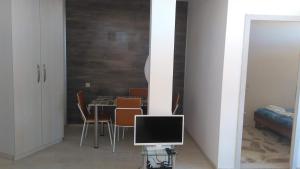 ソゾポルにあるAkshaena Aparthotelのダイニングルーム(テーブル、椅子、テレビ付)