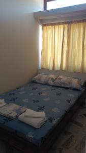 ソゾポルにあるAkshaena Aparthotelの窓付きの部屋のベッド1台