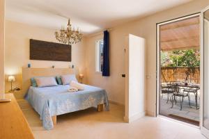 een slaapkamer met een bed en een glazen schuifdeur bij Torre Sabea in Gallipoli
