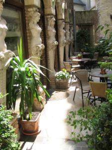 an outdoor patio with tables and chairs and plants at Kathedraallogies Drie Koningen in Antwerp