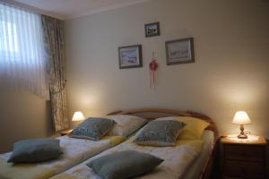 2 camas individuales en un dormitorio con 2 lámparas en Gieske, en Westerland