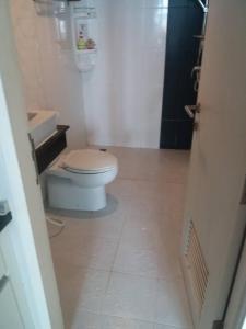 La salle de bains est pourvue de toilettes blanches et d'un lavabo. dans l'établissement The Idol Bangsaen 206, à Bang Saen