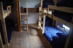 Rúm í herbergi á Kusatsu Onsen Guesthouse Gyoten