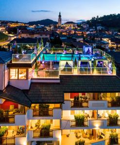 Bazén v ubytování ABINEA Dolomiti Romantic SPA nebo v jeho okolí