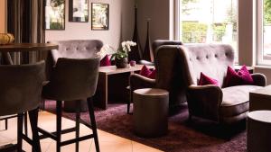 - un salon avec deux chaises et une table dans l'établissement City Hotel Merano, à Merano