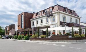 un edificio al lado de una calle en Hotel Restaurant Spa Torkel, en Nonnenhorn