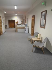 - une salle d'attente avec deux chaises et une table dans l'établissement Hotelik Elka-Sen, à Szczecin
