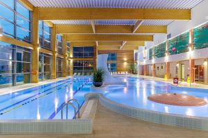 een groot binnenzwembad in een gebouw bij Medical SPA "Eglės sanatorija" Comfort Druskininkai in Druskininkai