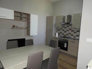 eine Küche mit Tisch und Stühlen in einem Zimmer in der Unterkunft HOME ORTE in Orte