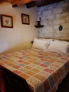 Кровать или кровати в номере John' s House in Omodos