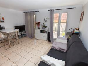 una sala de estar con un sofá y una mesa en Studios Alea, en Cannes