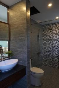 会安Kha Nguyen Apartment 2-Near Hoi An Old town的带水槽、马桶和淋浴的浴室