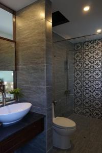 会安Kha Nguyen Apartment 2-Near Hoi An Old town的带水槽、马桶和淋浴的浴室 更多21张照片