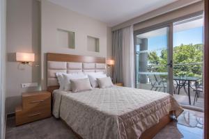 Ένα ή περισσότερα κρεβάτια σε δωμάτιο στο Dionysos Hotel & Suites