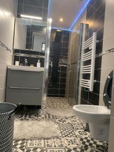 Ванная комната в Manifique Maison T2 50m2 Atypique wifi & parking privée