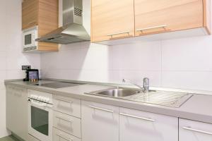 A kitchen or kitchenette at Apartamento Málaga Litoral Beach II