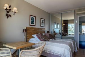 Postel nebo postele na pokoji v ubytování Roc Hotel - Hôtel 4 étoiles les pieds dans l'eau
