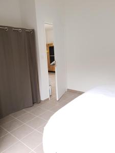 Habitación con baño con cortina de ducha. en Gîtes de Maurs, en Maurs