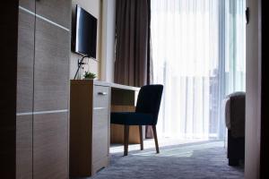 TV a/nebo společenská místnost v ubytování AZZA Hotel