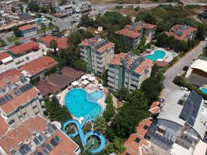 西代的住宿－梅利莎花園公寓酒店，享有带游泳池的度假村的空中景致
