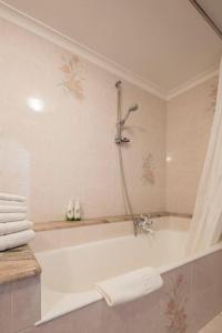 La salle de bains est pourvue d'une baignoire et d'une douche. dans l'établissement B&B Mamma Rosa Positano, à Positano