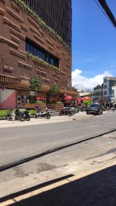 uma rua com motos estacionadas em frente a um edifício em Full House Condotel - Căn hộ 606 Dalat Center em Da Lat