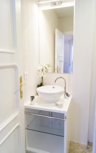 een witte badkamer met een wastafel en een spiegel bij Capitulares 2 in Córdoba