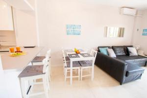 a living room with a couch and a table at Alta Loma Costa in Fuengirola