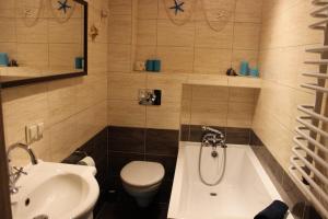 Kúpeľňa v ubytovaní Apartament Kolorowy pod Śnieżką