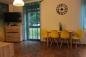 Televízia a/alebo spoločenská miestnosť v ubytovaní Apartament Kolorowy pod Śnieżką