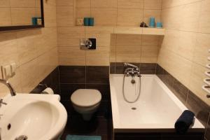 Kúpeľňa v ubytovaní Apartament Kolorowy pod Śnieżką