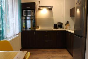 Kuchyňa alebo kuchynka v ubytovaní Apartament Kolorowy pod Śnieżką