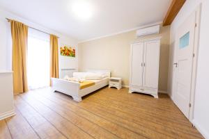Ein Bett oder Betten in einem Zimmer der Unterkunft Casa cu Nuc