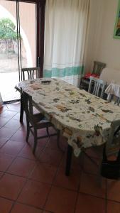 un tavolo con una tovaglia in una stanza di Cala Delfino a Golfo Aranci