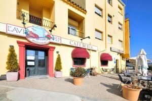 a building with a restaurant with tables and chairs at Pensio l'Avi Pep in Saus