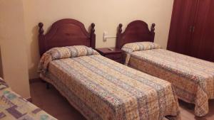 una habitación de hotel con 2 camas en una habitación en Pensio l'Avi Pep en Saus
