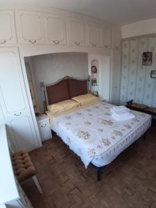 מיטה או מיטות בחדר ב-Appartamento panoramico Pontremoli