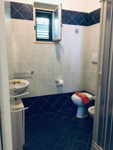 een badkamer met een toilet en een wastafel bij Villa Carla in Vieste