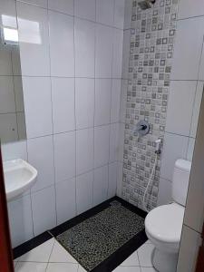 een badkamer met een toilet en een wastafel bij Richard's Home in Pontianak