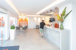 Un hombre y una mujer de pie en un mostrador de un restaurante. en Typic Oasis Sa Tanca, en Cala Llonga 37 fotos más