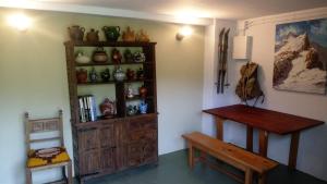 um quarto com uma estante de livros com vasos e um banco em Can Serraima, Casa rural a prop de la Cerdanya em Navá