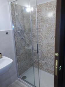 a shower with a glass door in a bathroom at Zia Amalia Villa Asfodelo in Alghero