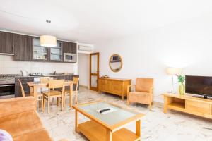 a living room with a couch and a table at Jardim do Vau in Portimão