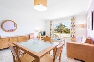 a living room with a table and a couch at Jardim do Vau in Portimão